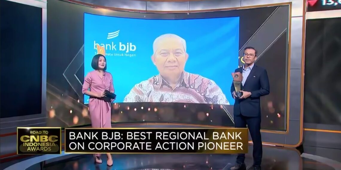 Penghargaan Best Regional Bank on Corporate Action Pioneer yang diterima bank bjb dalam Road to CNBC Indonesia Awards 2024 menjadi bukti atas keberhasilan bank bjb dalam menjaga kinerja yang solid di tengah tantangan ekonomi yang semakin kompleks.(FOTO: Istimewa)