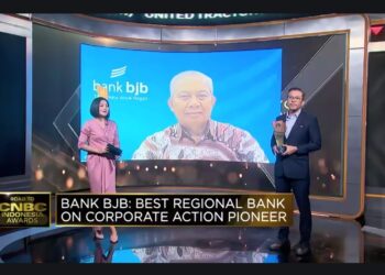 Penghargaan Best Regional Bank on Corporate Action Pioneer yang diterima bank bjb dalam Road to CNBC Indonesia Awards 2024 menjadi bukti atas keberhasilan bank bjb dalam menjaga kinerja yang solid di tengah tantangan ekonomi yang semakin kompleks.(FOTO: Istimewa)