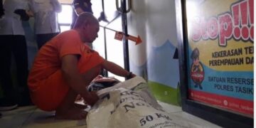 Satu dari 65 adegan rekontruksi saat tersangka, Hidayat membungkus mayat korban ke dalam karung.(Foto:Istimewa).