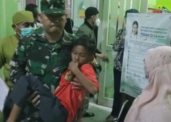 Salah seorang anak korban keracunan makanan dibawa ke Puskemas Ciranjang, Kabupaten Cianjur.(Foto:Istimewa).