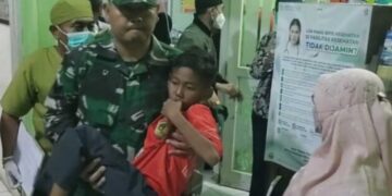 Salah seorang anak korban keracunan makanan dibawa ke Puskemas Ciranjang, Kabupaten Cianjur.(Foto:Istimewa).