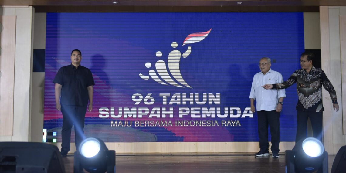 Menteri Pemuda dan Olahraga Republik Indonesia (Menpora RI), Dito Ariotedjo, memperkenalkan logo dan tema Hari Sumpah Pemuda (HSP) ke-96 di Auditorium Wisma Kemenpora, Jakarta, Jumat (11/10).(foto:bagus/kemenpora.go.id)