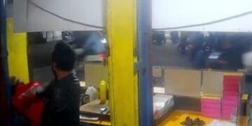 Tangkapan layar aksi 'Bang Jago' memalak dan memukul pedagang martabak di Kabupaten Bandung.(Foto:Istimewa).