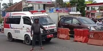 Tangkapan layar video viral, tukang ojek hadang mobil ambulans hendak terobos palang pintu KA di Kota Sukabumi.(Foto:Istimewa).