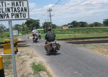 perlintasan kereta api tanpa pintu. (foto: dprd kabupaten kediri)