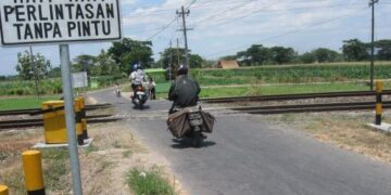 perlintasan kereta api tanpa pintu. (foto: dprd kabupaten kediri)