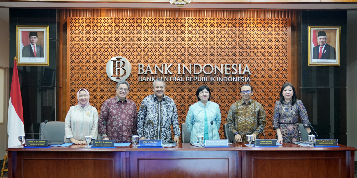 Rapat Dewan Gubernur (RDG) Bank Indonesia pada 15-16 Oktober 2024 memutuskan untuk mempertahankan BI-Rate sebesar 6,00%, suku bunga Deposit Facility sebesar 5,25%, dan suku bunga Lending Facility sebesar 6,75%.