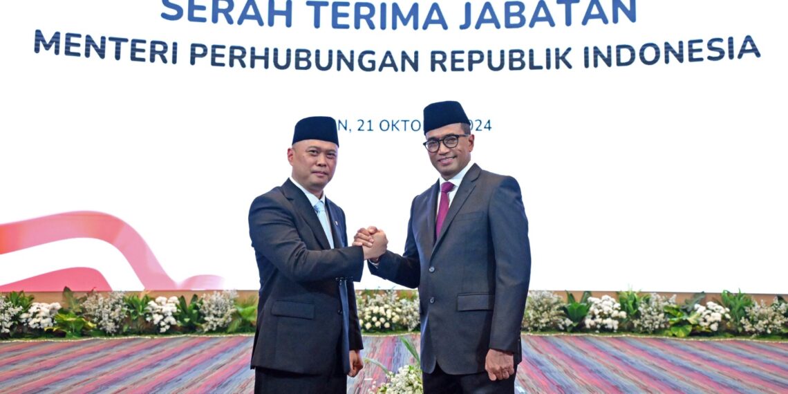 Menteri Perhubungan periode 2016-2024, Budi Karya Sumadi, resmi menyerahkan jabatan kepada Menteri Perhubungan baru, Dudy Purwagandhi, di gedung Kementerian Perhubungan, Jakarta Pusat, Senin (21/10).(FOTO: Humas Kemenhub)