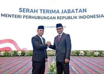 Menteri Perhubungan periode 2016-2024, Budi Karya Sumadi, resmi menyerahkan jabatan kepada Menteri Perhubungan baru, Dudy Purwagandhi, di gedung Kementerian Perhubungan, Jakarta Pusat, Senin (21/10).(FOTO: Humas Kemenhub)