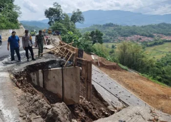 Longsor Majalengka-Kuningan via Cikijing. (foto: istimewa)