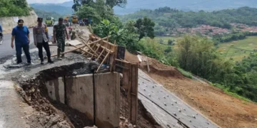 Longsor Majalengka-Kuningan via Cikijing. (foto: istimewa)