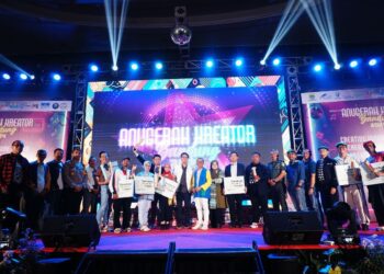 Sebanyak 13 insan kreatif berhasil meraih penghargaan dari Pemerintah Kota (Pemkot) Bandung pada acara Anugerah Kreator Bandung 2024 yang digelar di Harris Hotel & Convention Center, Senin malam (25/11/2024).(FOTO: Humas Pemkot Bandung)