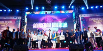 Sebanyak 13 insan kreatif berhasil meraih penghargaan dari Pemerintah Kota (Pemkot) Bandung pada acara Anugerah Kreator Bandung 2024 yang digelar di Harris Hotel & Convention Center, Senin malam (25/11/2024).(FOTO: Humas Pemkot Bandung)