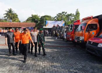 Penjabat (Pj) Bupati Garut, Barnas Adjidin, memimpin Apel Gelar Pasukan Kesiapsiagaan Menghadapi Bencana yang digelar pada Senin (18/11/2024).(FOTO: Humas Pemkab Garut)