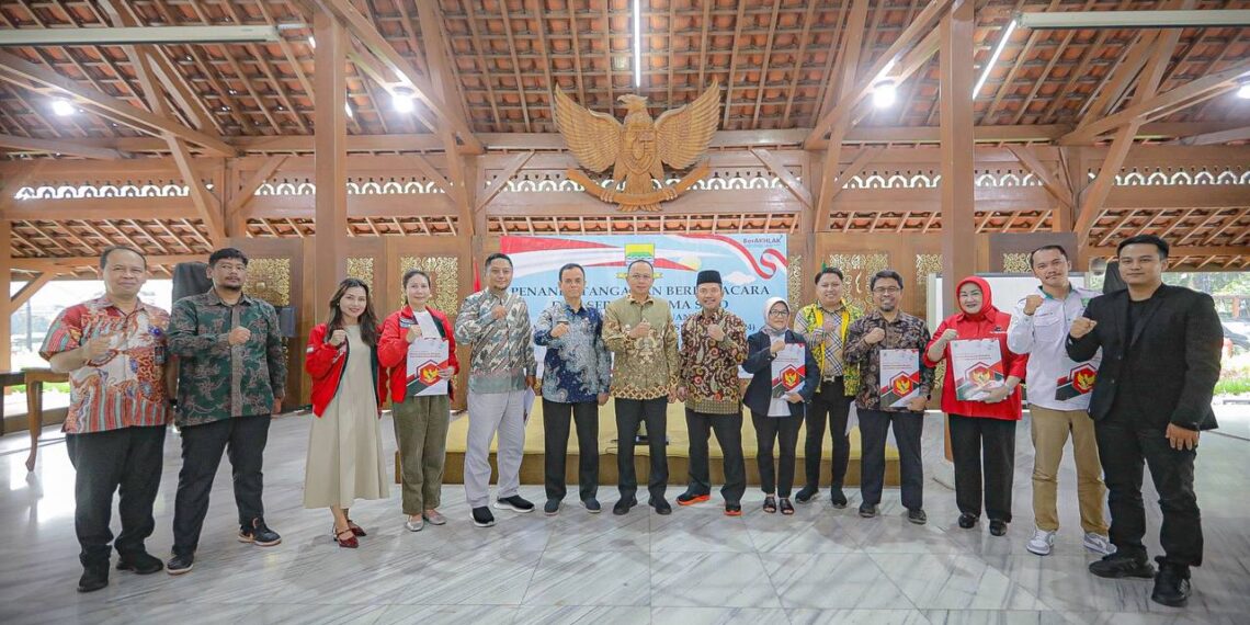 Pemerintah Kota (Pemkot) Bandung secara resmi menyerahkan bantuan keuangan kepada partai politik (Parpol)