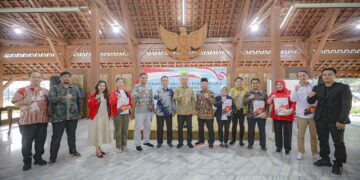 Pemerintah Kota (Pemkot) Bandung secara resmi menyerahkan bantuan keuangan kepada partai politik (Parpol)