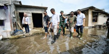 Penjabat Gubernur Jawa Barat, Bey Machmudin, melakukan kunjungan untuk meninjau dampak banjir rob yang melanda pesisir Eretan, Kabupaten Indramayu, pada Senin (18/11/2024).