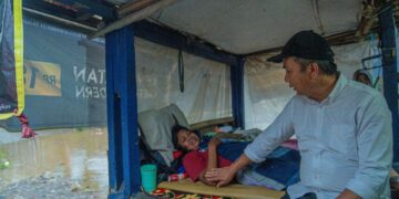 Penjabat Gubernur Jawa Barat, Bey Machmudin, meninjau langsung lokasi terdampak banjir di kawasan Solokanjeruk dan Dayeuhkolot, Kabupaten Bandung, pada Jumat (22/11/2024).