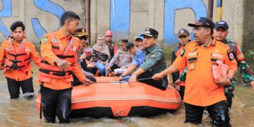 Tinjau banjir di Dayeuhkolot Kab Bandung