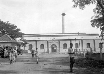 Pabrik Gula Karangsuwung pada tahun 1927.(Wikipedia)