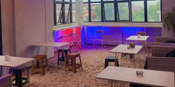 Kafe berlantai pasir laut.