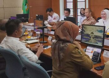 Dewan Perwakilan Daerah (DPD) RI Daerah Pemilihan Jawa Barat (Jabar) melakukan pertemuan dengan Pj Gubernur Jabar Bey Machmudin beserta jajarannya, Senin (4/11), di Kantor Gubernur Jabar, Gedung Sate Bandung, guna membahas berbagai permasalahan terkini di Jabar, salah satunya pengentasan kemiskinan. (FOTO: Istimewa)