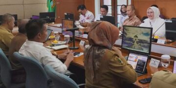 Dewan Perwakilan Daerah (DPD) RI Daerah Pemilihan Jawa Barat (Jabar) melakukan pertemuan dengan Pj Gubernur Jabar Bey Machmudin beserta jajarannya, Senin (4/11), di Kantor Gubernur Jabar, Gedung Sate Bandung, guna membahas berbagai permasalahan terkini di Jabar, salah satunya pengentasan kemiskinan. (FOTO: Istimewa)