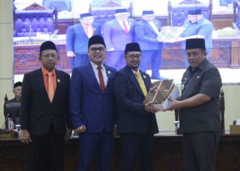 Pj Bupati Bekasi Dedy Supriyadi menghadiri Rapat Paripurna Kesatu DPRD Kabupaten Bekasi 2024-2029 sekaligus menyampaikan Nota Penjelasan Bupati mengenai Raperda APBD TA 2025, Raperda Rencana Perlindungan dan Pengelolaan Lingkungan Hidup Kabupaten Bekasi tahun 2025-2053, dan Raperda Pemberian Insentif dan/atau kemudahan investasi, di Gedung DPRD, Graha Paripurna Kompleks Pemkab Cikarang Pusat, pada Jumat (01/11/2024) malam.