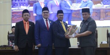Pj Bupati Bekasi Dedy Supriyadi menghadiri Rapat Paripurna Kesatu DPRD Kabupaten Bekasi 2024-2029 sekaligus menyampaikan Nota Penjelasan Bupati mengenai Raperda APBD TA 2025, Raperda Rencana Perlindungan dan Pengelolaan Lingkungan Hidup Kabupaten Bekasi tahun 2025-2053, dan Raperda Pemberian Insentif dan/atau kemudahan investasi, di Gedung DPRD, Graha Paripurna Kompleks Pemkab Cikarang Pusat, pada Jumat (01/11/2024) malam.