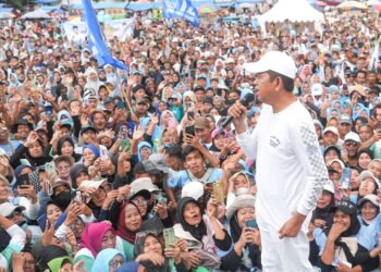 Cagub Jabar nomer 4 Dedi Mulyadi jumpa warga dalam sebuah kampanye. (Dok. Istimewa)