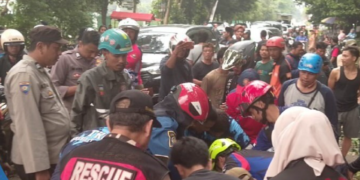 Evakuasi warga tertimpa pohon di kota Bogor.(FOTO: Istimewa)