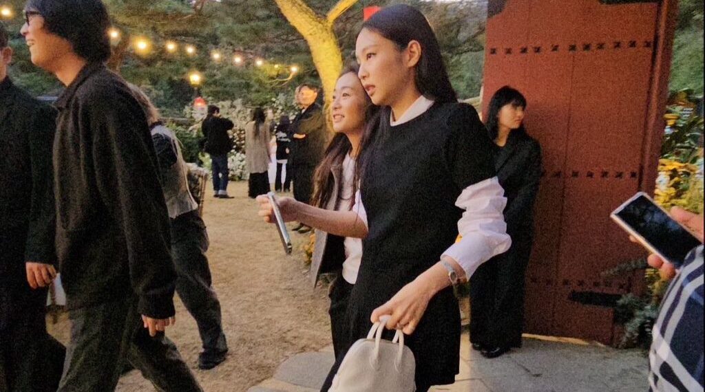 Jennie BALCKPINK dalam acara pernikahan. (foto: x.com)