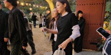 Jennie BALCKPINK dalam acara pernikahan. (foto: x.com)