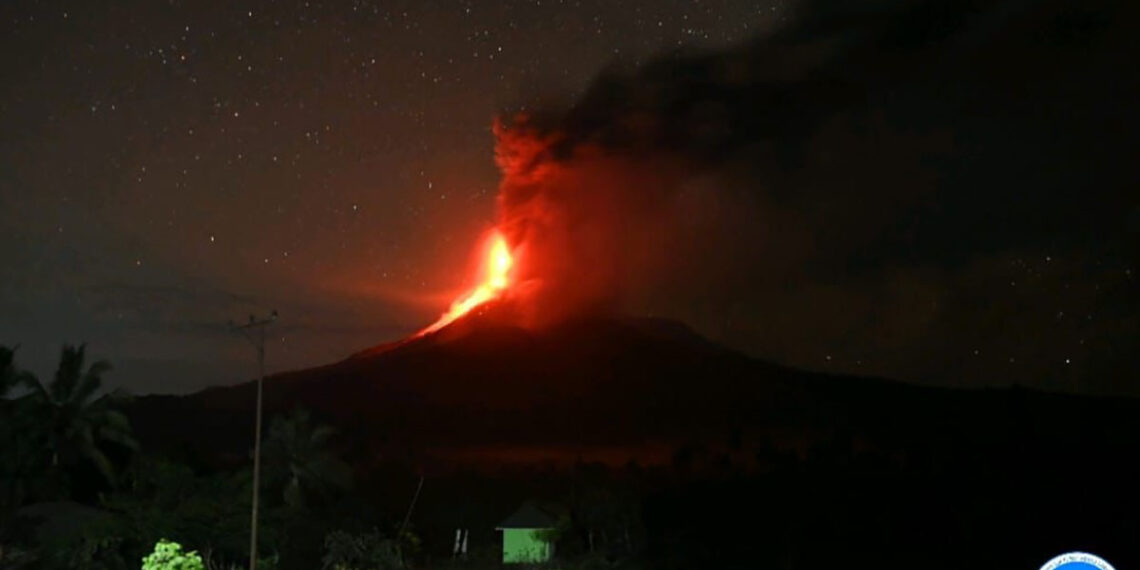 Gunung meletus