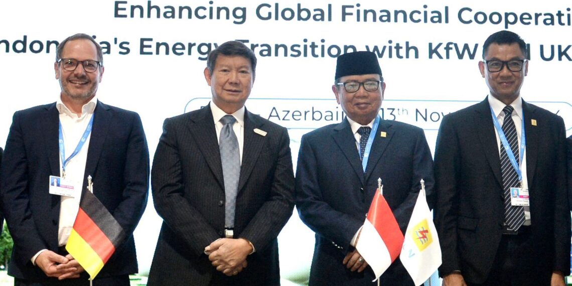 Utusan Khusus Presiden Republik Indonesia dalam COP29, Hashim Djojohadikusumo (kedua dari kiri) berfoto bersama Komisaris Utama PLN, Burhanuddin Abdullah (kedua dari kanan), Direktur Utama PLN, Darmawan Prasodjo (kanan), dan Chief of Sustainability Officer Kreditanstalt für Wiederaufbau (KfW), Jürgen Kern pada acara Penandatanganan MoU yang bertajuk Leading the Charge: Strategic Partnership to Catalyze Decarbonization di Baku, Azerbaijan pada Rabu, (13/11).