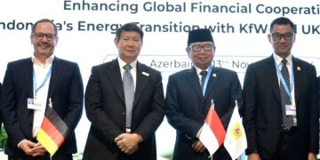Utusan Khusus Presiden Republik Indonesia dalam COP29, Hashim Djojohadikusumo (kedua dari kiri) berfoto bersama Komisaris Utama PLN, Burhanuddin Abdullah (kedua dari kanan), Direktur Utama PLN, Darmawan Prasodjo (kanan), dan Chief of Sustainability Officer Kreditanstalt für Wiederaufbau (KfW), Jürgen Kern pada acara Penandatanganan MoU yang bertajuk Leading the Charge: Strategic Partnership to Catalyze Decarbonization di Baku, Azerbaijan pada Rabu, (13/11).