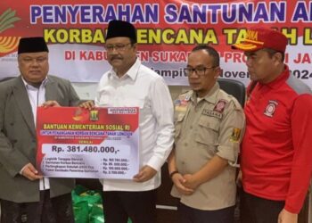 Menteri Sosial, Saifullah Yusuf memberikan santunan dan bantuan secara simbolik buat korban tanah longsor di Pondok Pesantren Yaspida, Kabupaten Sukabumi.(Foto:Istimewa).