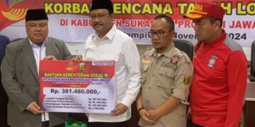 Menteri Sosial, Saifullah Yusuf memberikan santunan dan bantuan secara simbolik buat korban tanah longsor di Pondok Pesantren Yaspida, Kabupaten Sukabumi.(Foto:Istimewa).