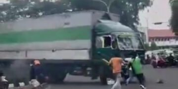 Truk ugal-ugalan di Tangerang. (foto: x.com)