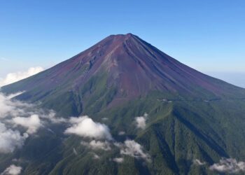 Gunung Fuji tanpa salju di puncaknya. (foto: x.com)