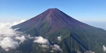 Gunung Fuji tanpa salju di puncaknya. (foto: x.com)