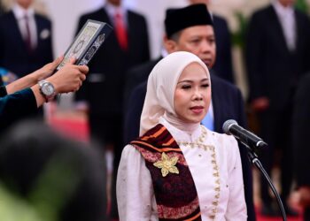 Presiden Republik Indonesia, Prabowo Subianto, secara resmi melantik dan mengesahkan Iffa Rosita sebagai Anggota Komisi Pemilihan Umum (KPU) untuk sisa masa jabatan 2022-2027. Pelantikan ini berlangsung di Istana Negara, Jakarta, pada Selasa (5/11/2024).(FOTO: Setneg)