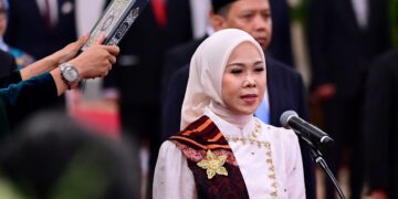 Presiden Republik Indonesia, Prabowo Subianto, secara resmi melantik dan mengesahkan Iffa Rosita sebagai Anggota Komisi Pemilihan Umum (KPU) untuk sisa masa jabatan 2022-2027. Pelantikan ini berlangsung di Istana Negara, Jakarta, pada Selasa (5/11/2024).(FOTO: Setneg)