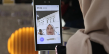 PT Kereta Api Indonesia (KAI) terus berinovasi untuk mendukung pencapaian Sustainable Development Goals (SDGs) dengan mengintegrasikan teknologi ramah lingkungan dalam operasionalnya. Salah satu terobosan terbaru adalah penerapan sistem face recognition untuk proses boarding penumpang, menggantikan tiket fisik berbahan kertas. Inovasi ini tidak hanya mengurangi limbah kertas, tetapi juga mempercepat dan mempermudah proses boarding bagi penumpang.