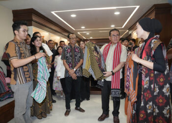 Mendag Budi Santoso Kunjungi Perajin Kain Lurik Klaten.(FOTO: Humas Kemendag)