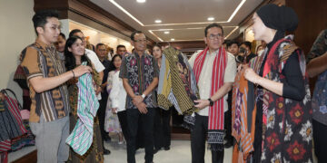 Mendag Budi Santoso Kunjungi Perajin Kain Lurik Klaten.(FOTO: Humas Kemendag)
