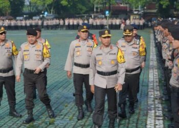 Kapolda Jabar, Irjen Pol. Akhmad Wiyagus cek kesiapan pergeseran pasukan dalam Operasi Mantap Praja Lodaya 2024 di Mapolda Jabar, Senin (25/11/2024)