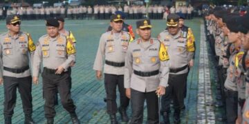 Kapolda Jabar, Irjen Pol. Akhmad Wiyagus cek kesiapan pergeseran pasukan dalam Operasi Mantap Praja Lodaya 2024 di Mapolda Jabar, Senin (25/11/2024)