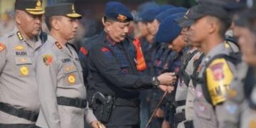 Kapolda Jabar, Irjen Pol. Akhmad Wiyagus saat memeriksa kesiapan personel pengamanan Pilkada Serentak 2024 di Mapolda Jabar.(Foto:Humas Polda Jabar).