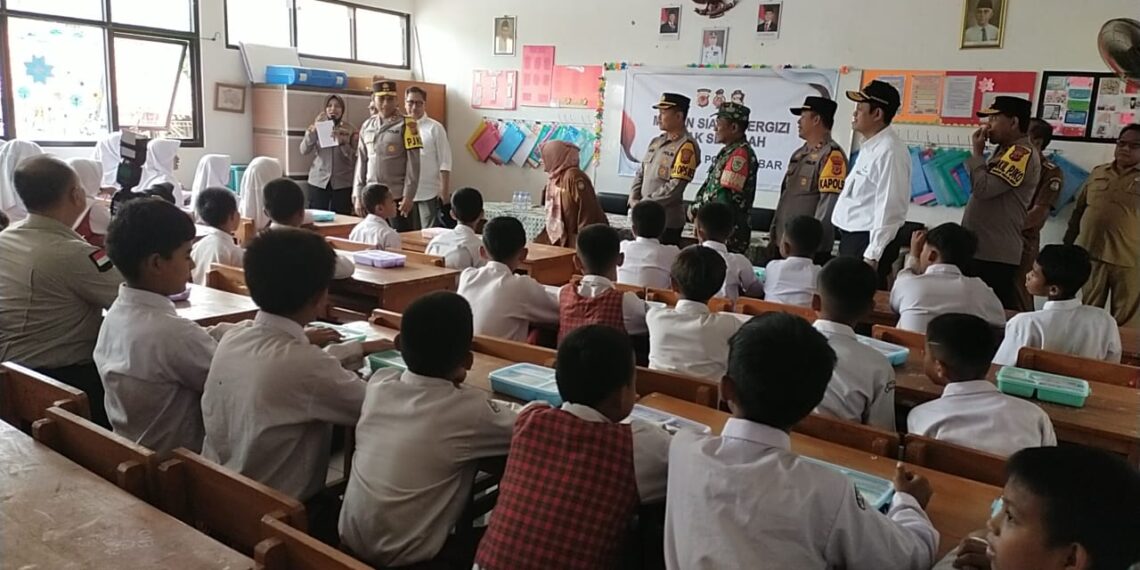 Pembagian makan siang bergizi dihadiri langsung oleh Kapolda Jabar, Irjen Pol Akhmad Wiyagus, didampingi Kapolres Indramayu, AKBP Ari Setyawan Wibowo dan Waka Polda Jabar, Brigjen Pol Wibowo.